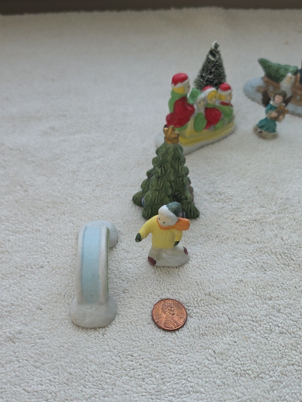 Lot Of Miniature Village Figurine - Yellows